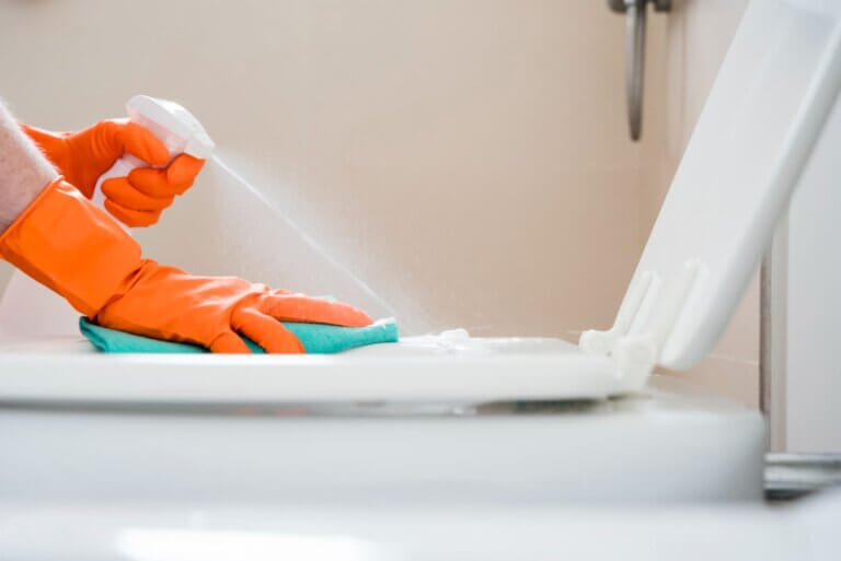 8 trucos rápidos para quitar el mal olor del baño y evitar que vuelva