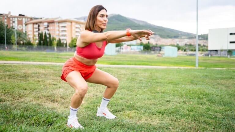 Levantar los talones y otros 5 errores al hacer sentadillas que frenan tu progreso