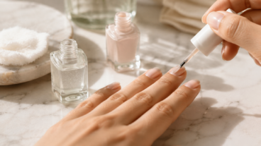¿El esmalte claro queda a rayas? Tres consejos antes de añadir otra capa