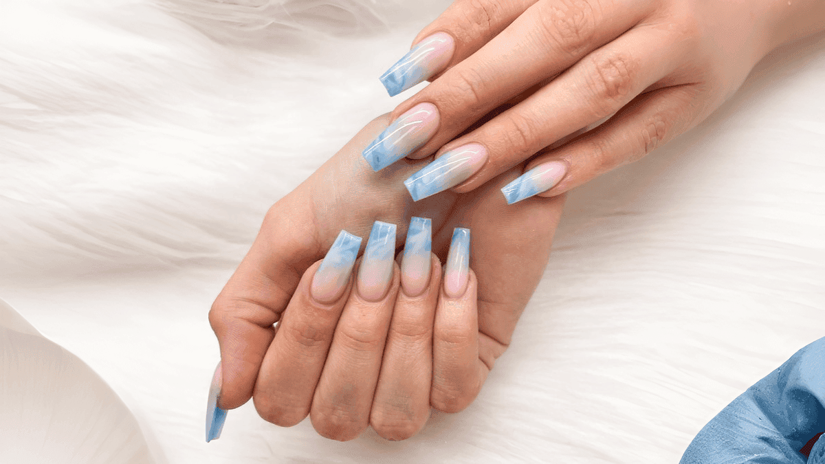 Manicura con efecto de océano degradado