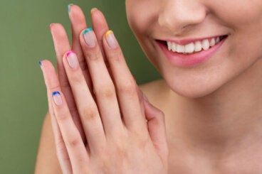 5 manicuras con borde oscuro que definen y estilizan las uñas cortas
