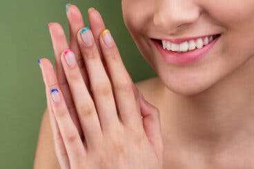 5 manicuras con borde oscuro que definen y estilizan las uñas cortas