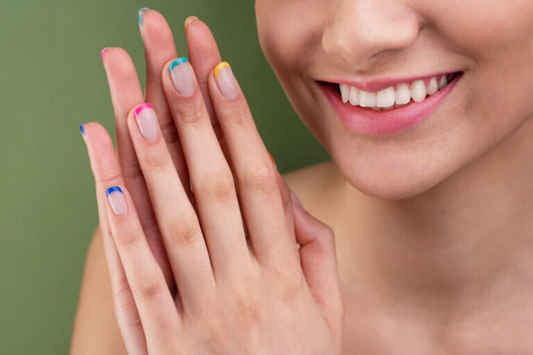 5 manicuras con borde oscuro que definen y estilizan las uñas cortas