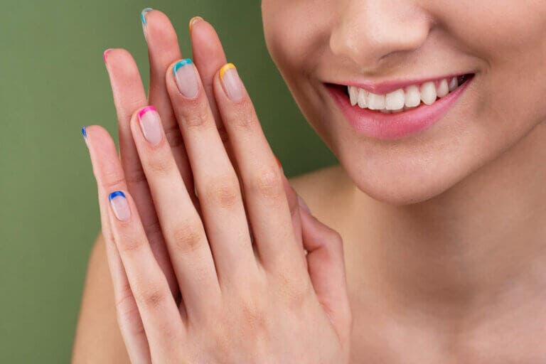 5 manicuras con borde oscuro que definen y estilizan las uñas cortas