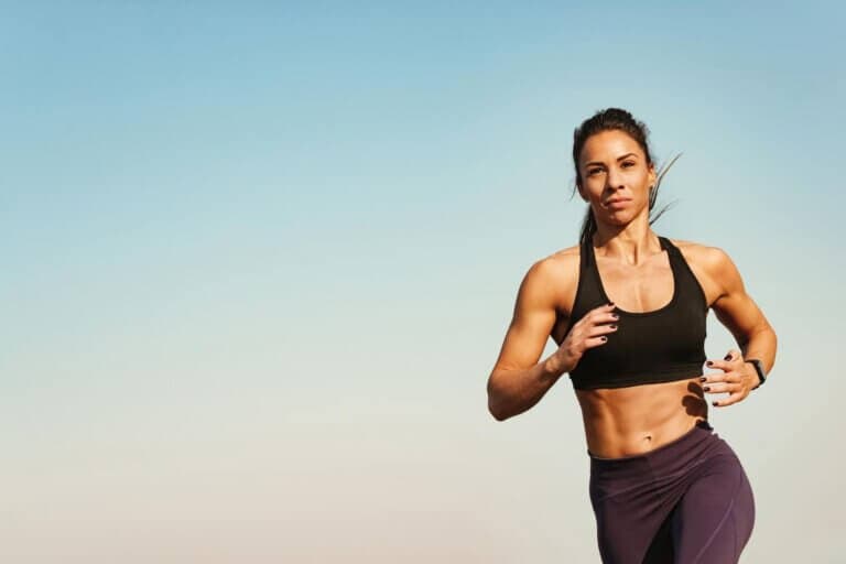 Salir a correr no destruye músculo: 5 claves para combinarlo con las pesas