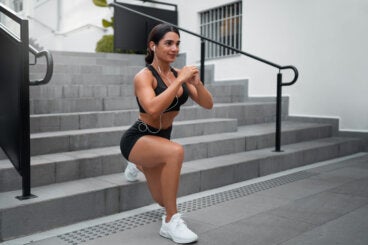 Rutina de ejercicios sencillos en escaleras para entrenar sin ir al gimnasio