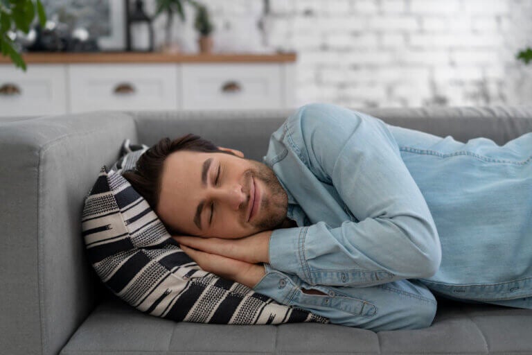 Dormir más en vacaciones está bien, pero evita este error con las siestas