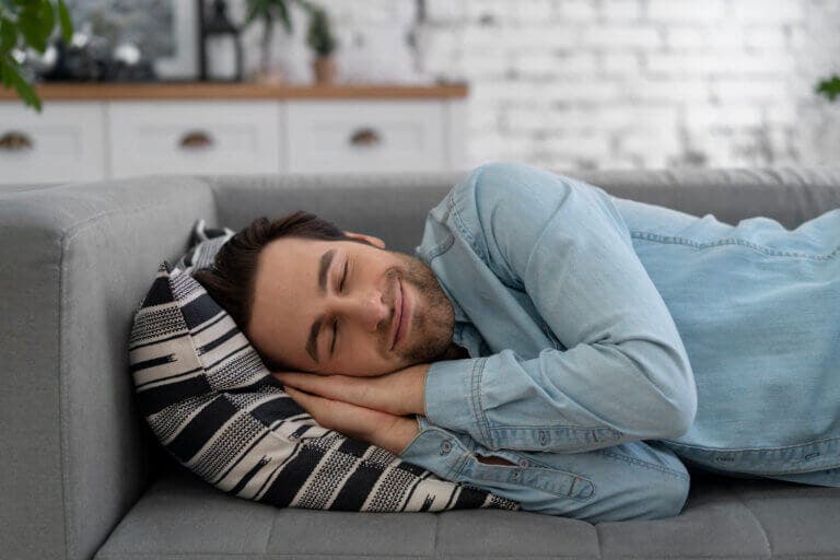 Dormir más en vacaciones está bien, pero evita este error con las siestas