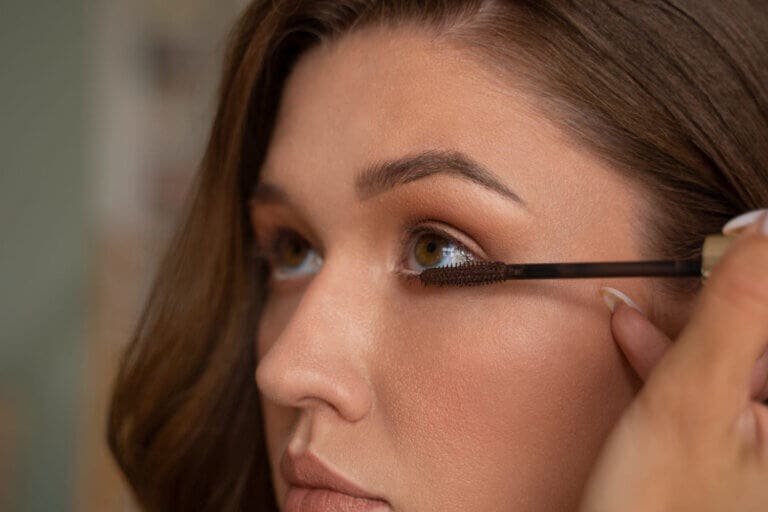 ¿Qué colores de sombra favorecen los ojos cafés? 7 opciones que mejor funcionan