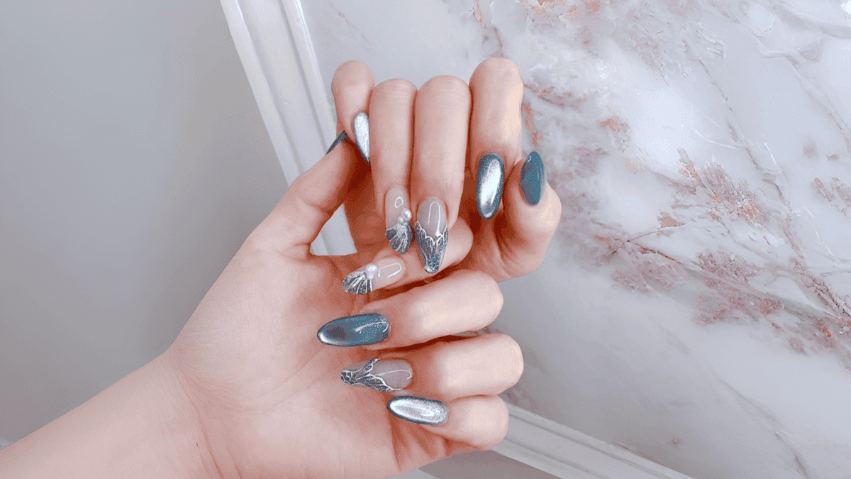 Uñas con efecto de ojo de gato con motivo marino
