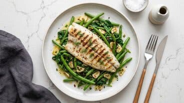 Alternativa al salmón para la cena: lubina con verduras en 3 versiones