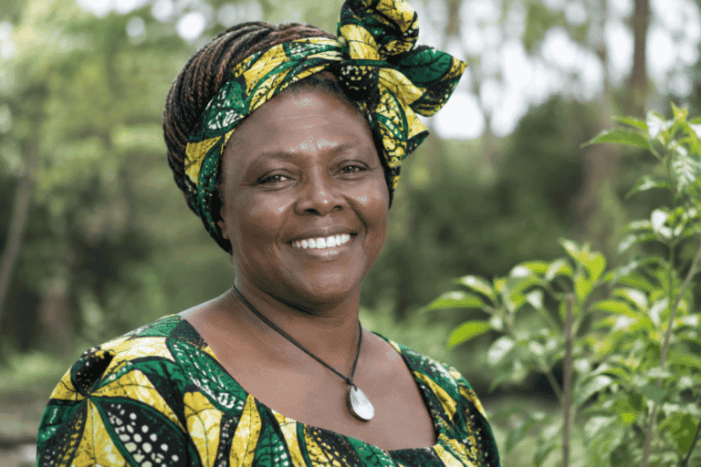 Wangari Maathai: "Hasta que no cavas un hoyo, plantas un árbol, lo riegas y lo haces sobrevivir, no has hecho nada"