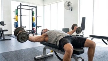 Fortalece tus pectorales: rutina completa de 4 ejercicios para todo el pecho