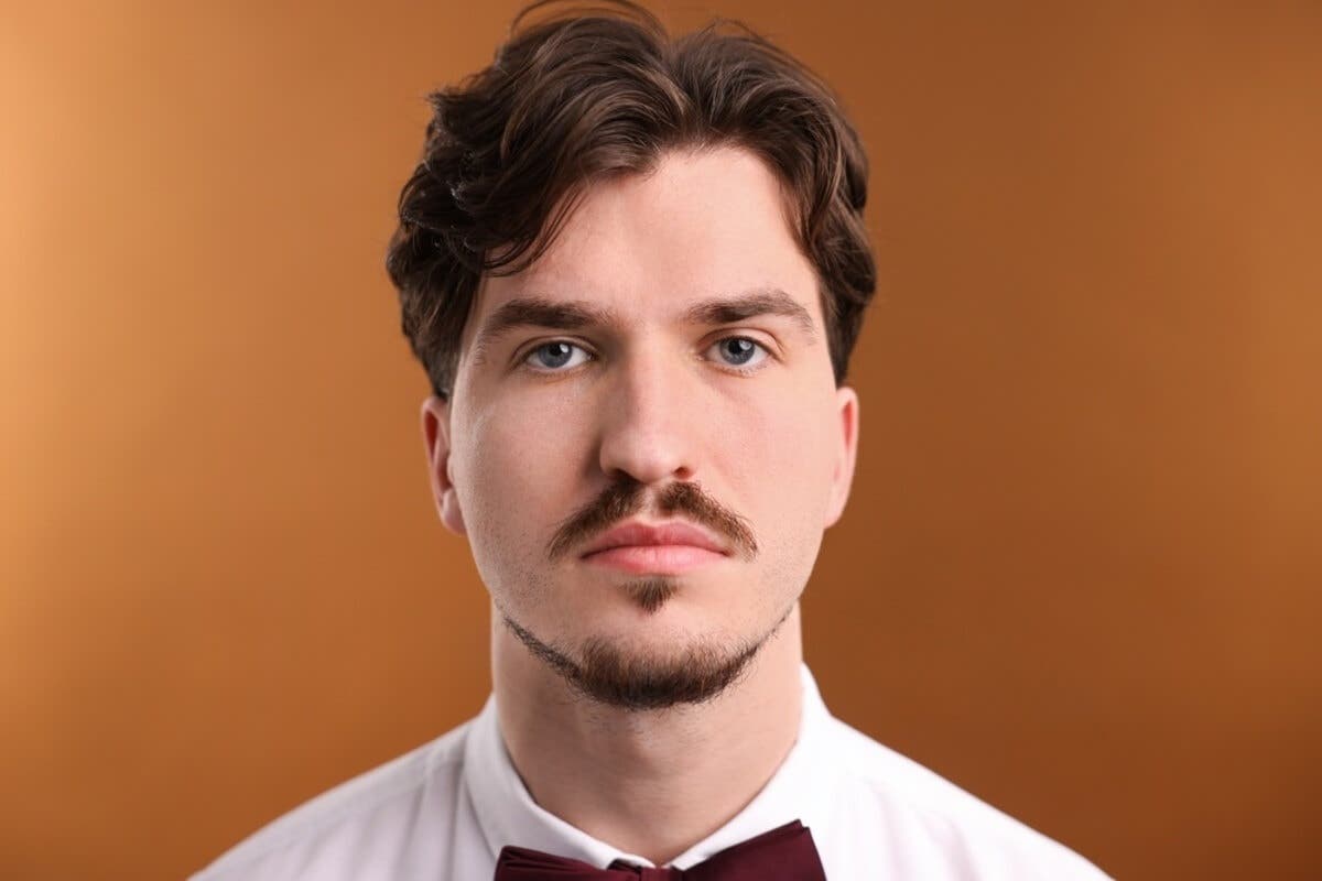 Bigote piramidal