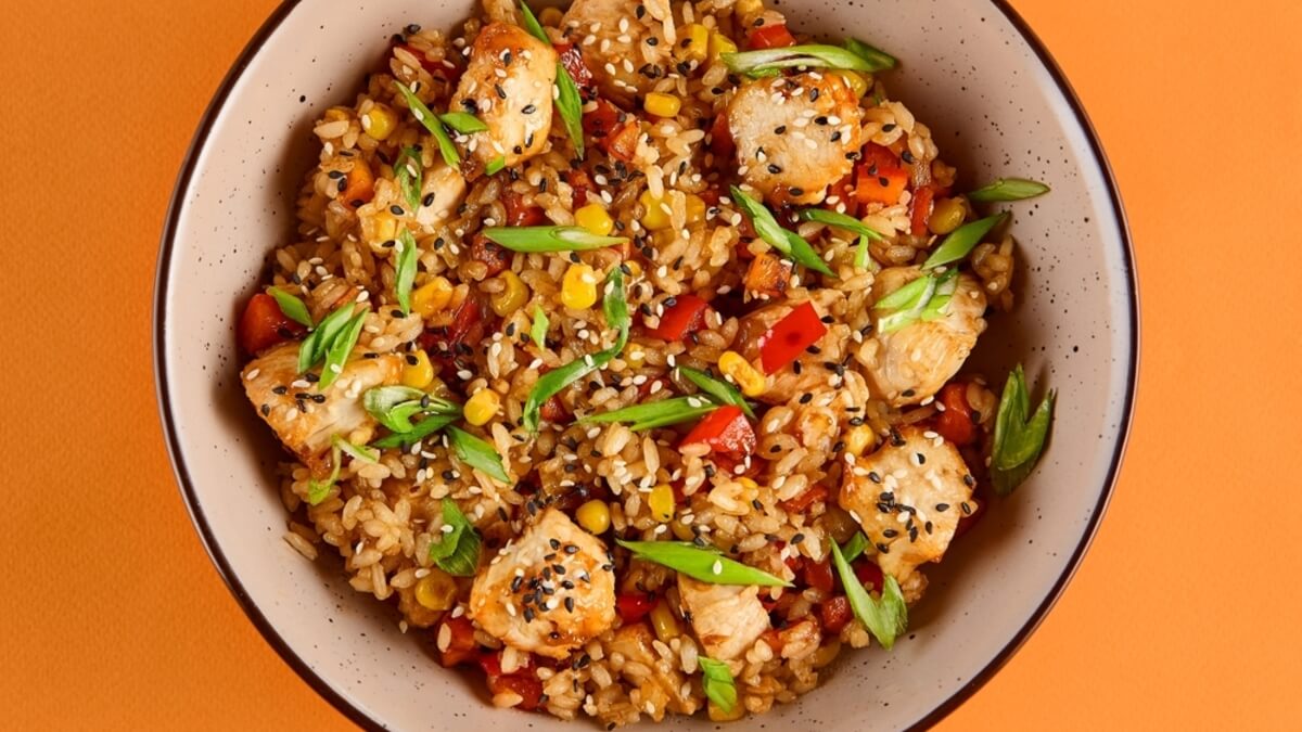 Bowl con pollo y ajonjolí