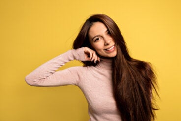 Pelo más fuerte: 7 hábitos que recomiendan los dermatólogos para reducir la caída