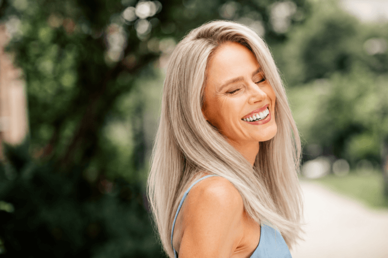 6 tonos cenizos ideales para integrar las canas sin ocultarlas por completo