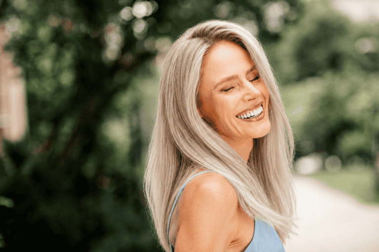 6 tonos cenizos ideales para integrar las canas sin ocultarlas por completo