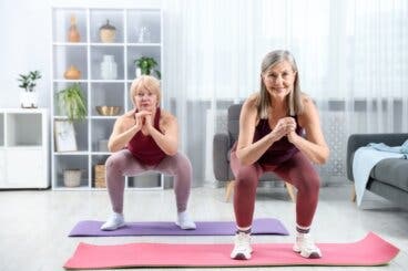 5 ejercicios de fuerza para mujeres de 70 años que ayudan a prevenir caídas
