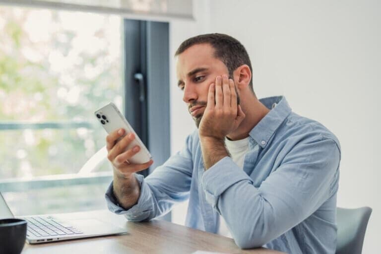 ¿Tu mejor amigo dejó de hablarte? 4 consejos para entender qué pasó y cuidar la amistad