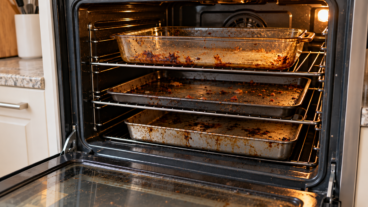 ¿Grasa pegada en las fuentes de horno? El método fácil para eliminarla sin refregar
