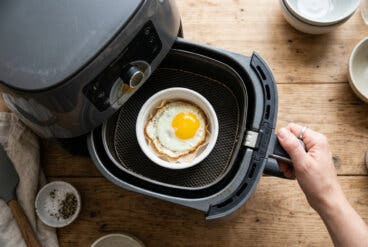 Cómo hacer un huevo frito en freidora de aire y acertar con la yema