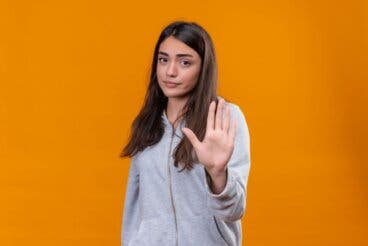 Insistencia tras un no: 6 consejos para responder con firmeza sin sonar mal