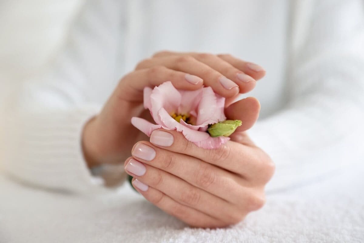 Esmalte traslúcido o bare nails