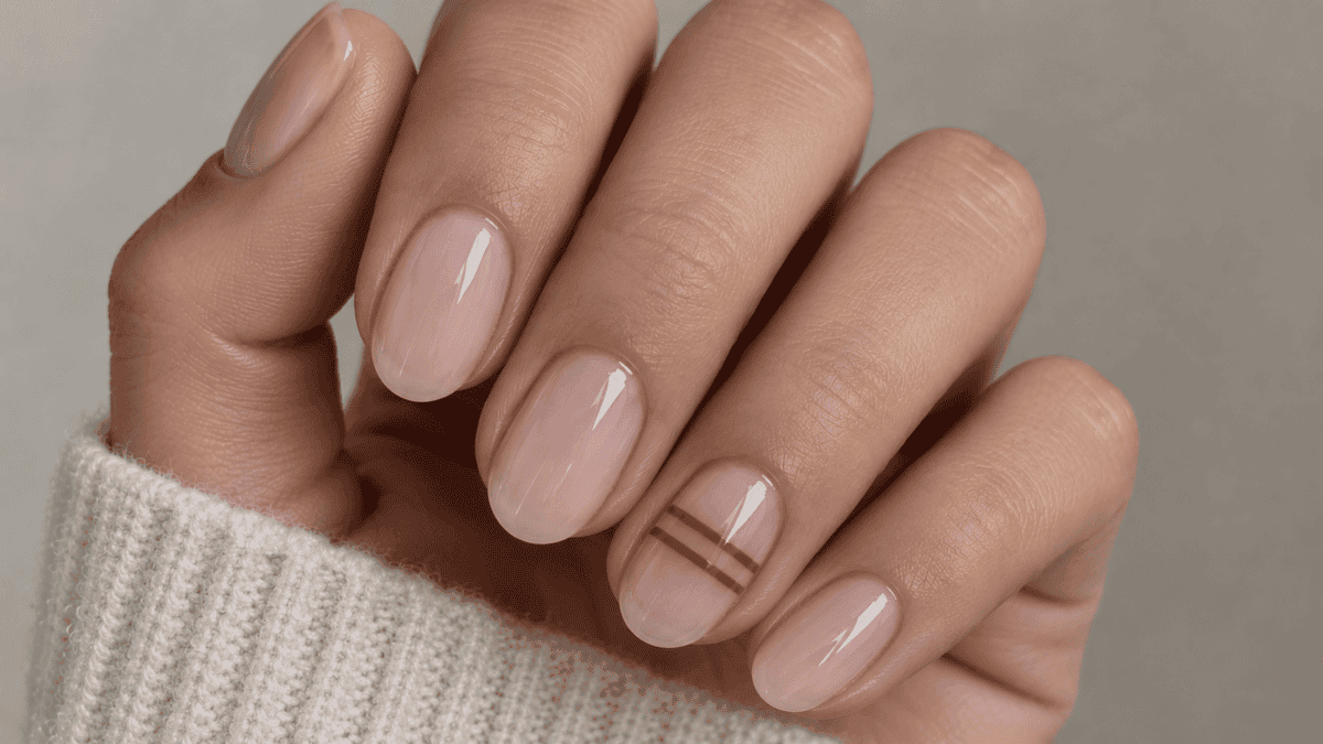 Manicura con doble línea marrón como acento