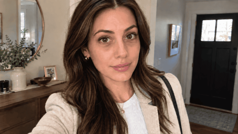 Si tienes bolsas en los ojos, este truco al aplicar el corrector las disimula al instante