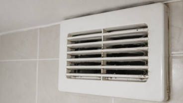 Rejilla de ventilación del baño con polvo pegajoso: 5 cosas que debes revisar