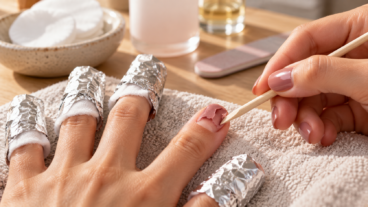 Esmalte en gel: cómo quitarlo sin raspar ni debilitar las uñas