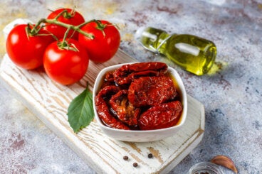 Cómo hacer tomates confitados en poco tiempo y sin usar el horno