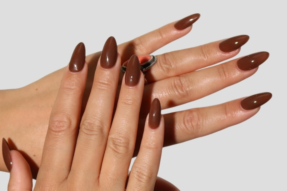 Manicura marrón chocolate