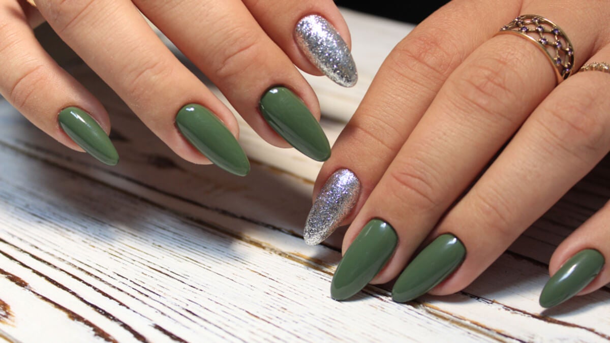 Manicura verde musgo