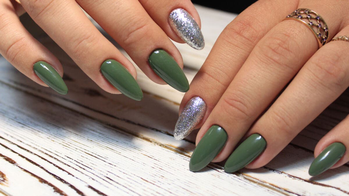 Manicura verde musgo