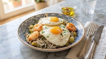 La cena saludable de huevos, gambones y gulas que puedes preparar en menos de 20 minutos