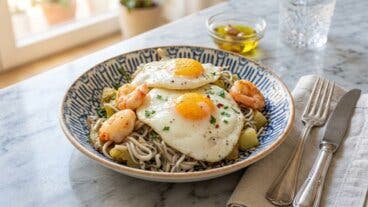 La cena saludable de huevos, gambones y gulas que puedes preparar en menos de 20 minutos