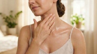 El escote es el gran olvidado: cómo cuidarlo según los dermatólogos para que se vea liso y firme