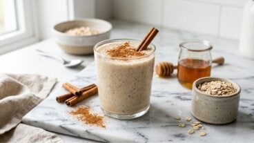 ¿Poco tiempo por la mañana? Desayuna sin cocinar con este licuado de avena con miel y canela