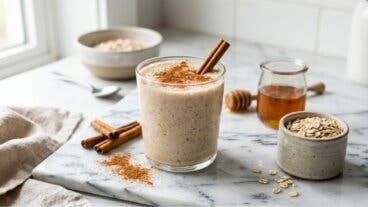 ¿Poco tiempo por la mañana? Desayuna sin cocinar con este licuado de avena con miel y canela