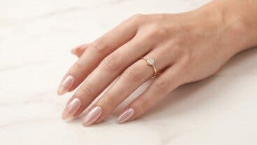 Adiós al efecto cromo recargado: qué son las "silk nails" y cómo lograrlas en casa