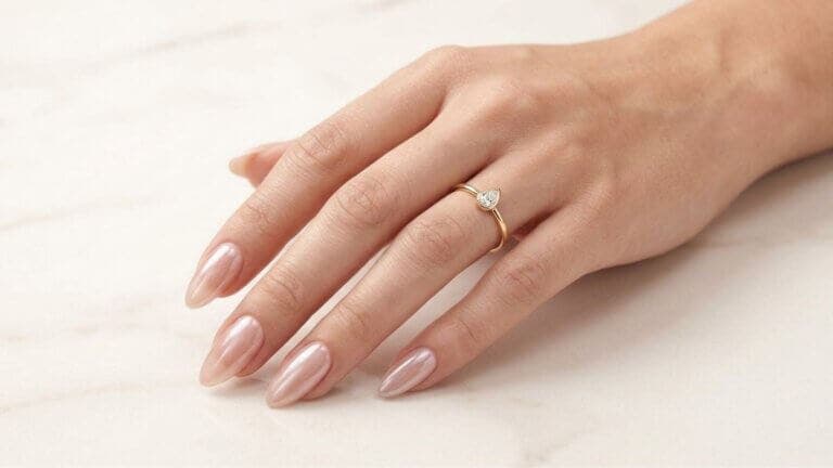 Adiós al efecto cromo recargado: qué son las "silk nails" y cómo lograrlas en casa