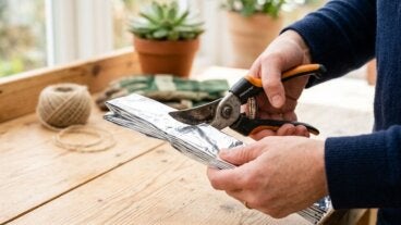 ¿Tijeras de podar sin filo? Devuélveles el corte con papel de aluminio y objetos de casa