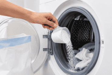 El producto que puedes añadir a la lavadora para eliminar la grasa de la ropa de trabajo