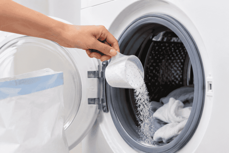 El producto que puedes añadir a la lavadora para eliminar la grasa de la ropa de trabajo