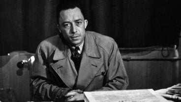 Albert Camus, Premio Nobel de Literatura: "El hombre tiene dos caras: no puede amar sin amarse"