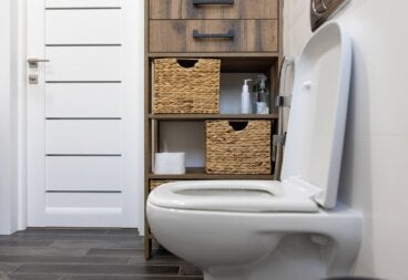 Estantes sobre el inodoro y cestas: 7 ideas para ganar espacio en un baño pequeño