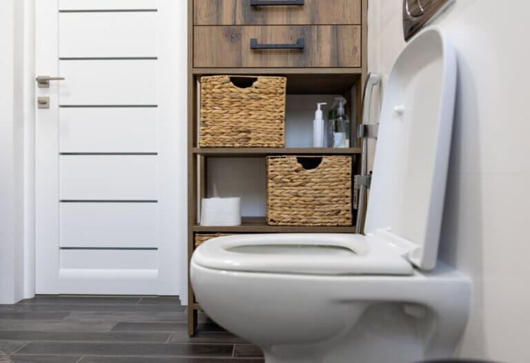 Estantes sobre el inodoro y cestas: 7 ideas para ganar espacio en un baño pequeño