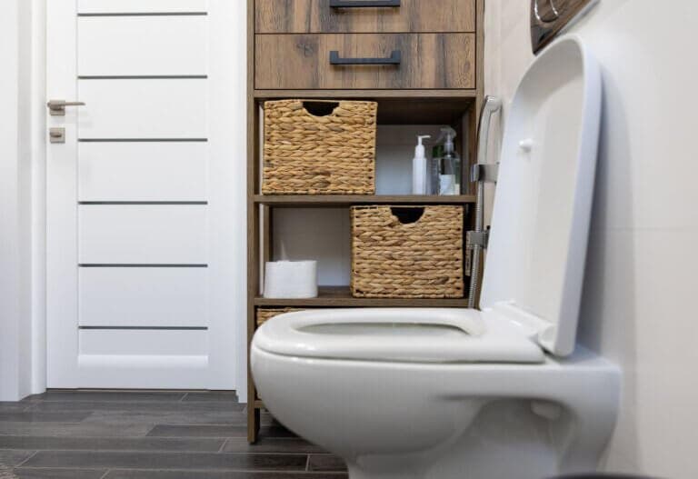 Estantes sobre el inodoro y cestas: 7 ideas para ganar espacio en un baño pequeño